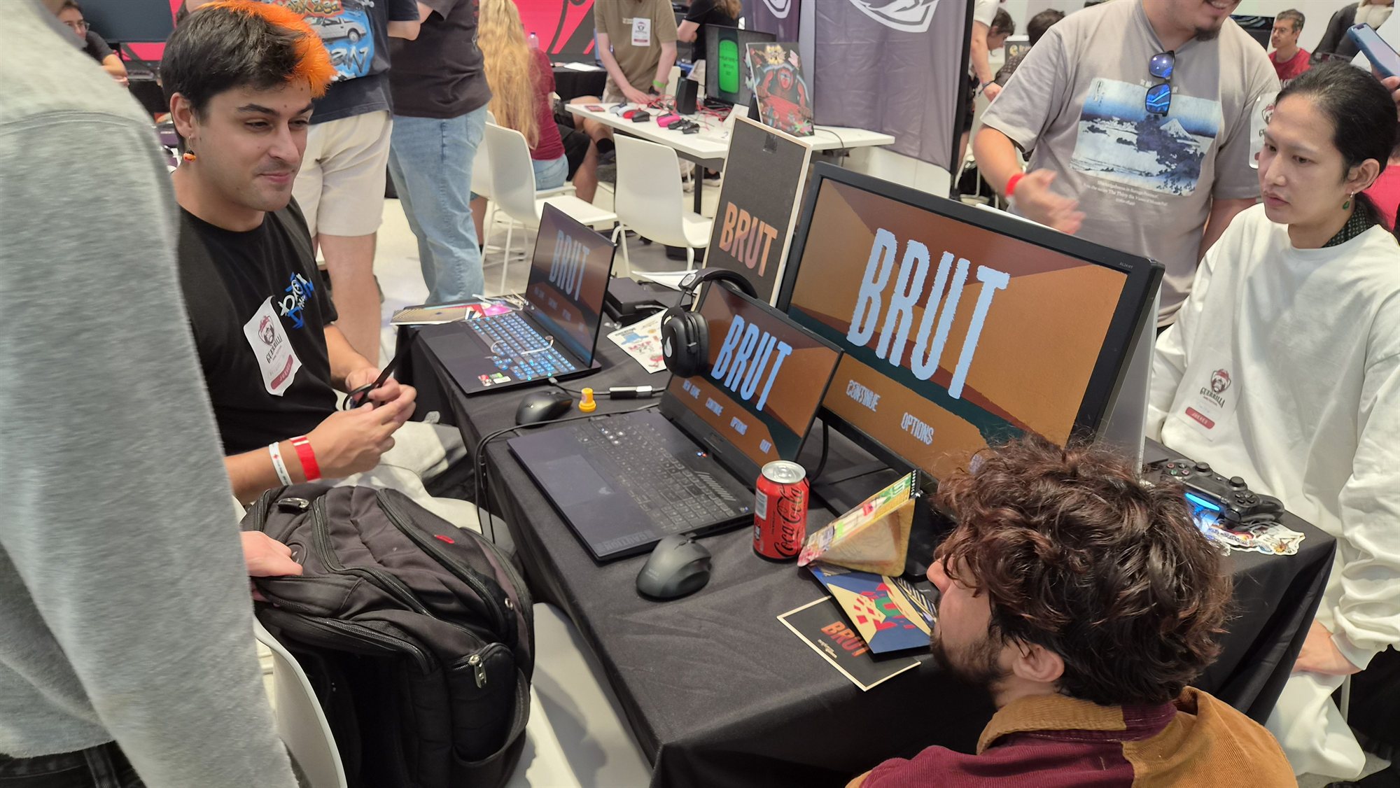 El stand de BRUT con el juego en pantalla