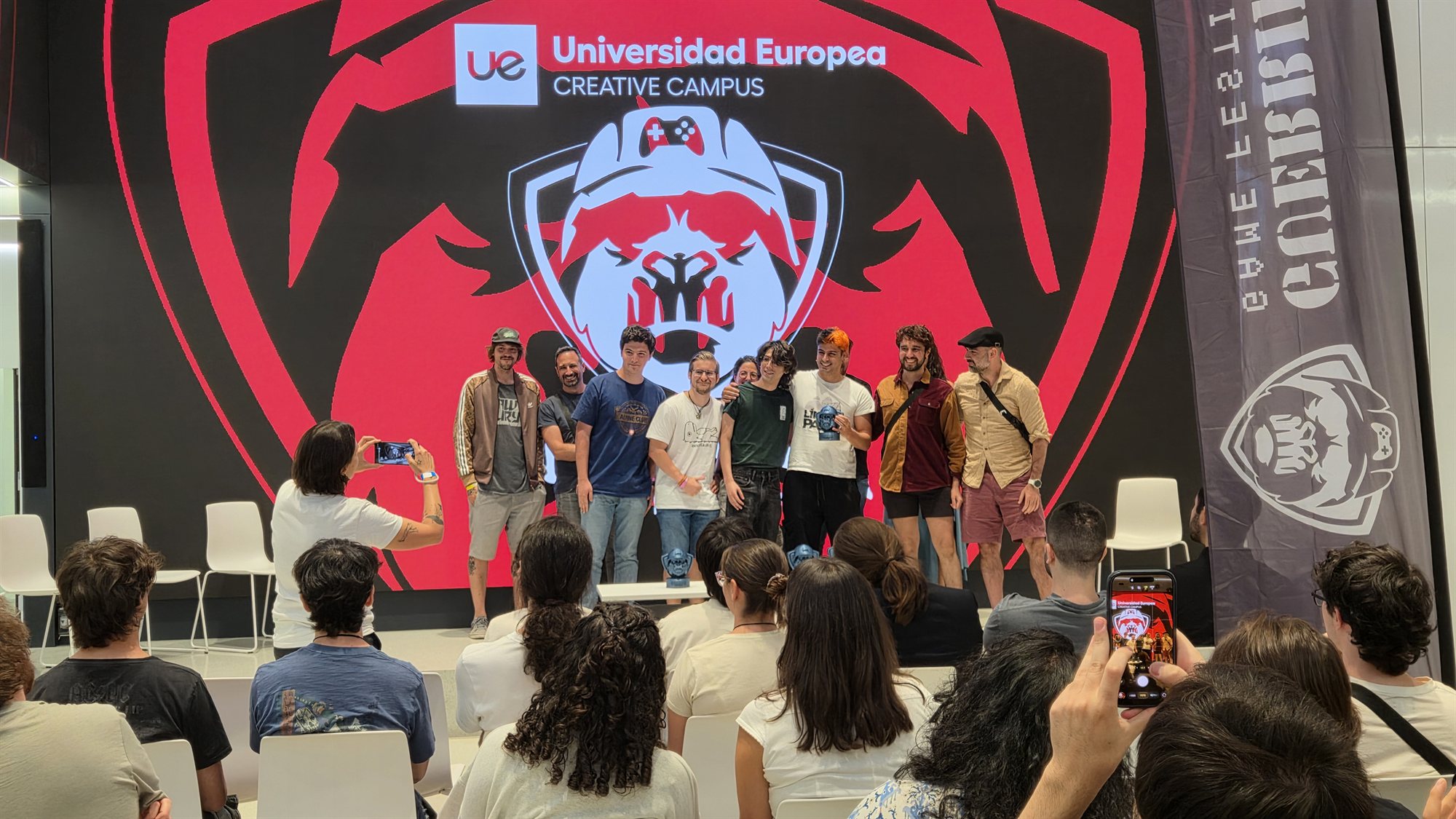El equipo de BRUT recoge uno de sus dos premios del jurado